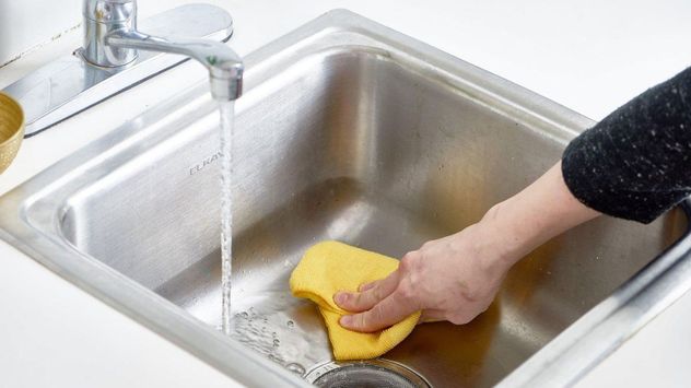 El vinagre blanco es uno de los aliados más utilizados para eliminar manchas y recuperar el brillo natural del acero inoxidable.