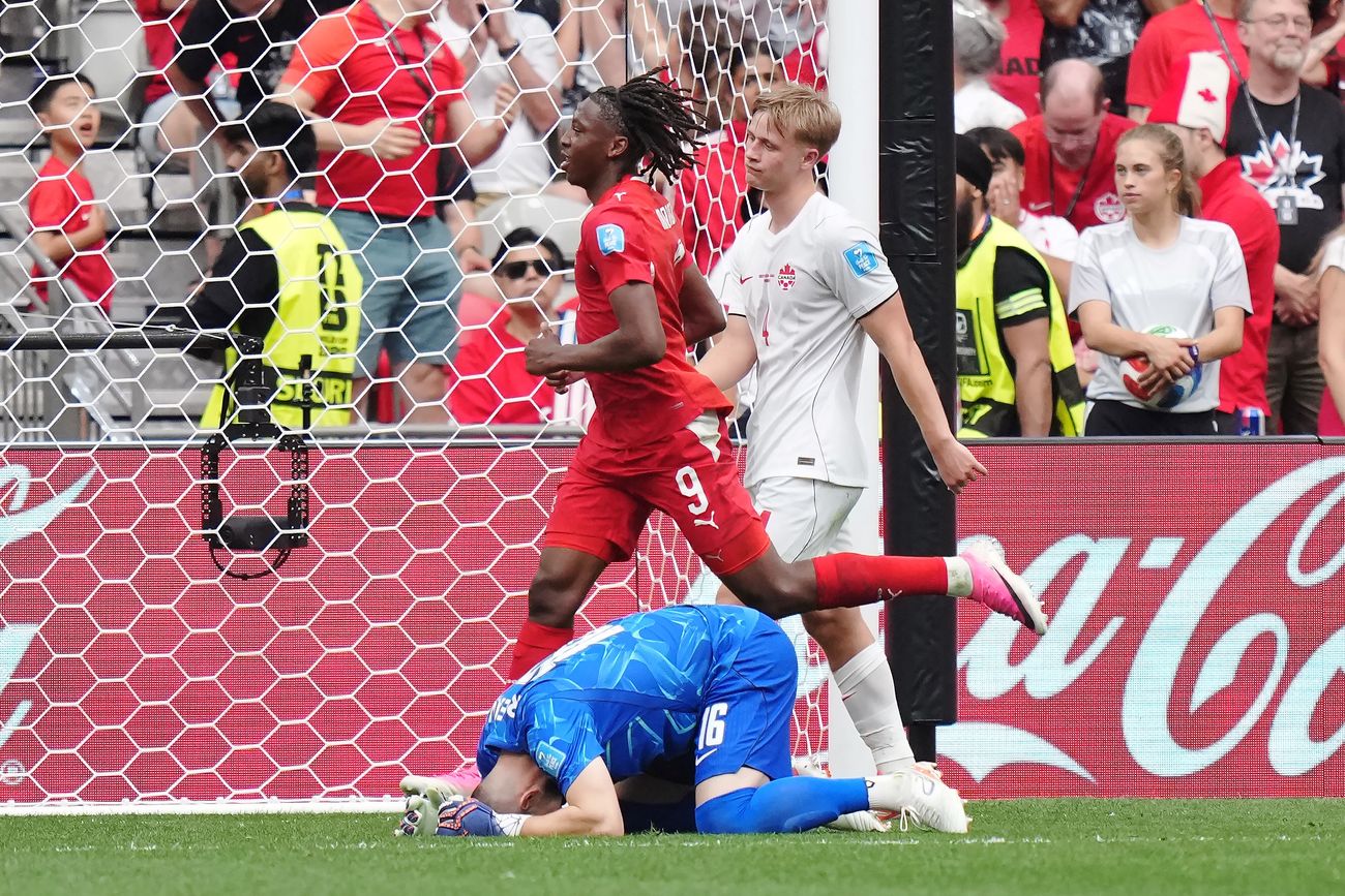 Suiza le ganó a Canadá, uno de los locales del Mundial 2026, y se quedó con el primer lugar del Grupo A. (AP)