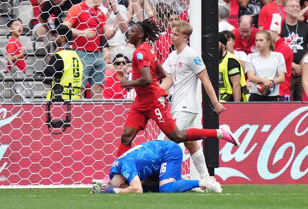 Suiza le ganó a Canadá, uno de los locales del Mundial 2026, y se quedó con el primer lugar del Grupo A. (AP)