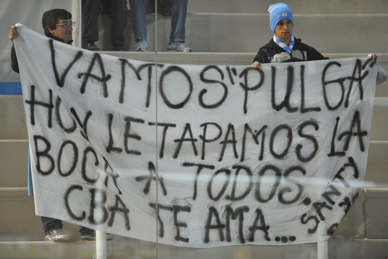 Bandera en el Kempes para Messi en el partido de la selección argentina contra Costa Rica por la Copa América 2011.