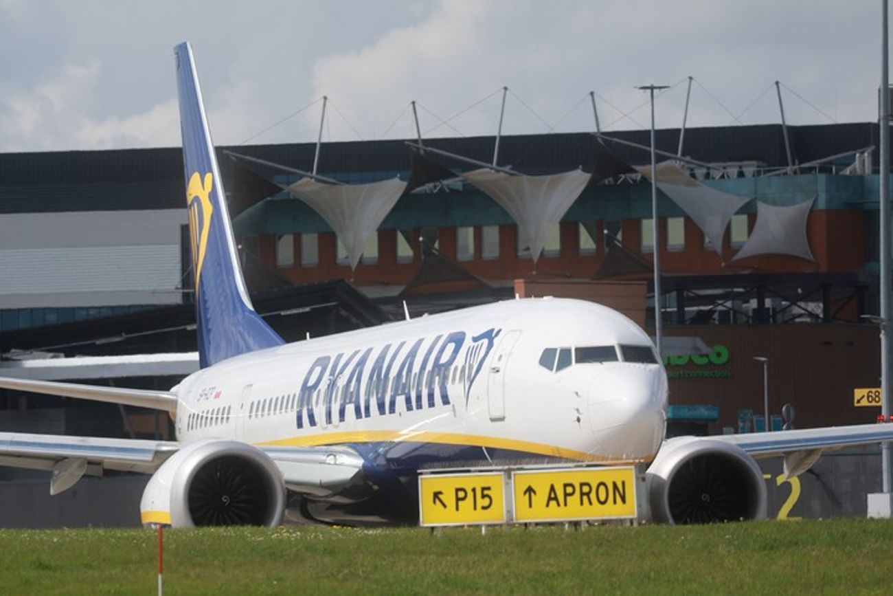 Escándalo en un vuelo de Ryanair: un pasajero ebrio agredió a la seguridad y terminó detenido en Mallorca