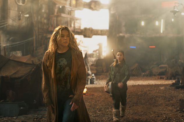 Milly Alcock y Eve Ridley en una escena de "Supergirl”.