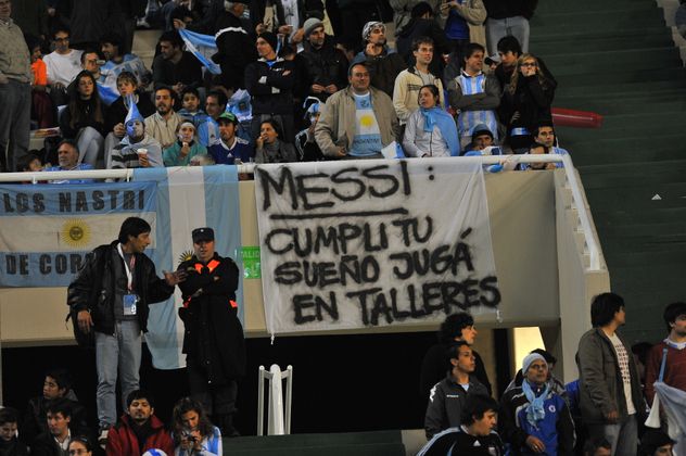 Bandera para Messi en el Kempes, en el partido de la selección argentina contra Costa Rica en la Copa América 2011.
