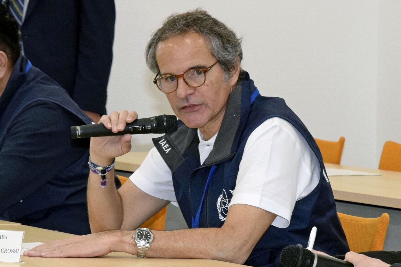 El director general del Organismo Internacional de Energía Atómica, Rafael Grossi, habla durante una reunión con funcionarios de Tokyo Electric Power Company Holdings en la central nuclear de Fukushima Daiichi, en Okuma (prefectura de Fukushima, Japón), el miércoles 24 de junio de 2026. (Kyodo News vía AP)