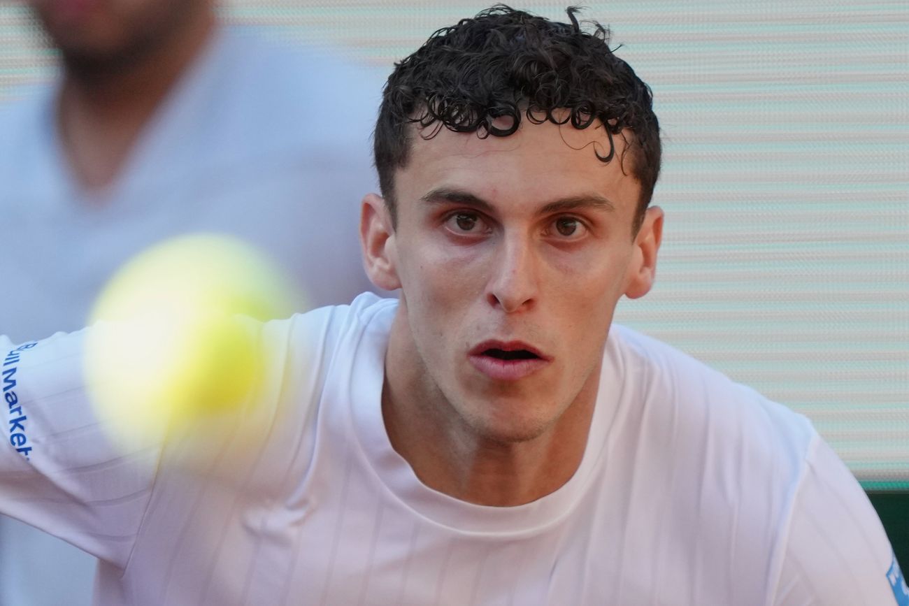 Juan Manuel Cerúndolo asciende al puesto 41 del ranking ATP, lo que marcaría la mejor ubicación de su carrera. (AP)
