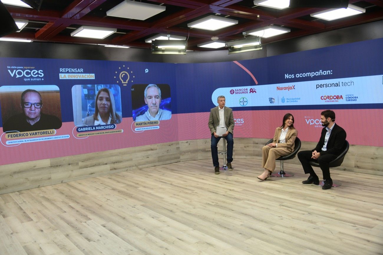 PANEL. María Candela André (Naranja X) y Pablo Gabutti, secretario de Transición Energética de Córdoba, en forma presencial. En forma remota estuvieron Federico Vartorelli (Bayer), Gabriela Marchisio (Grupo Sancor Seguros) y Martín Piñeiro (Personal). (Ramiro Pereyra)