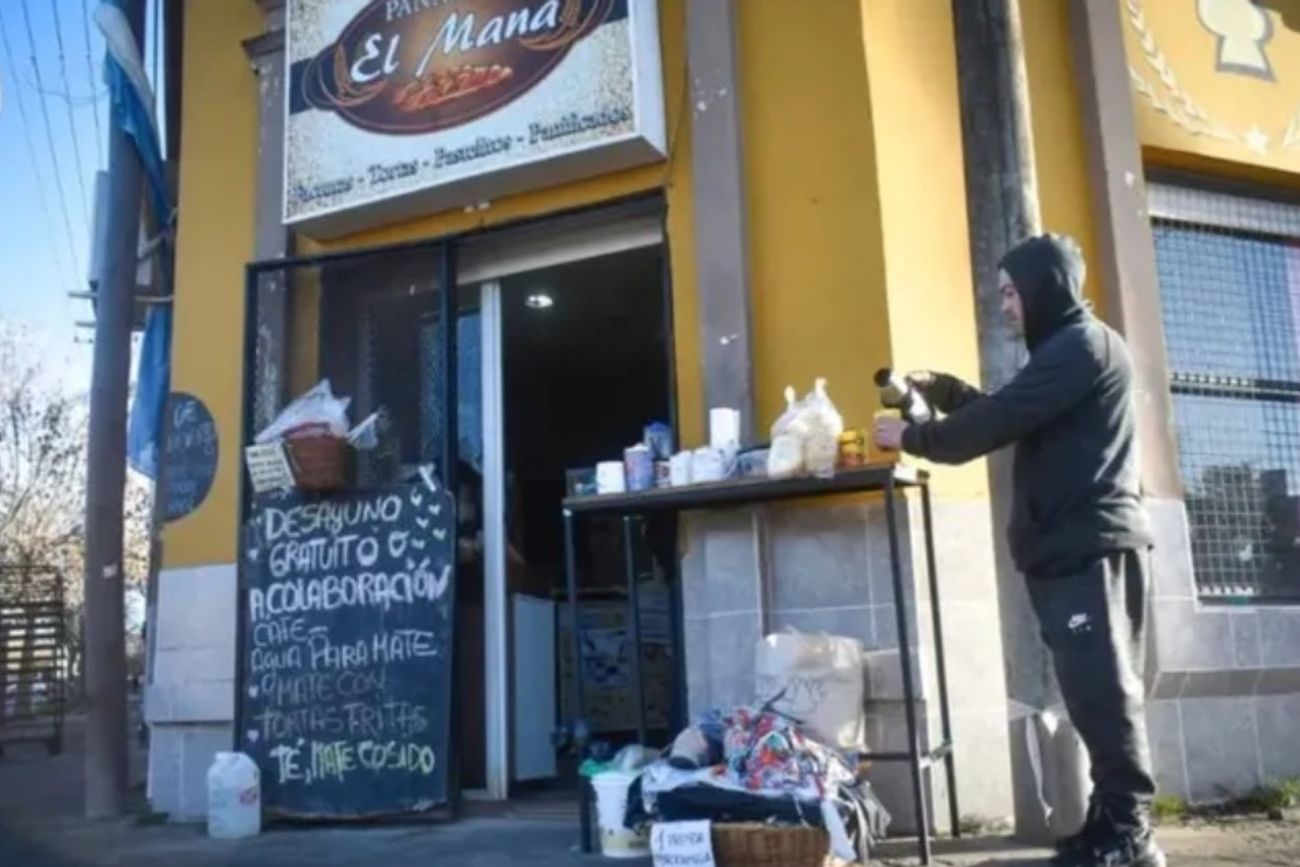 Por qué todo Viedma habla de esta panadería: regala abrigos, comida y café a los que más necesitan.