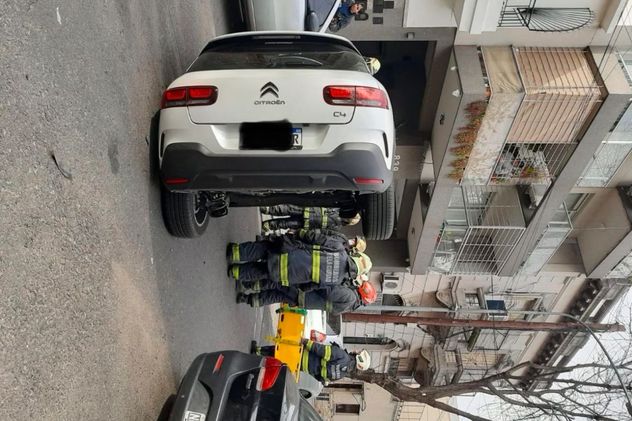 Choque y vuelco en Buenos Aires: un hombre herido y cinco vehículos afectados por el impacto