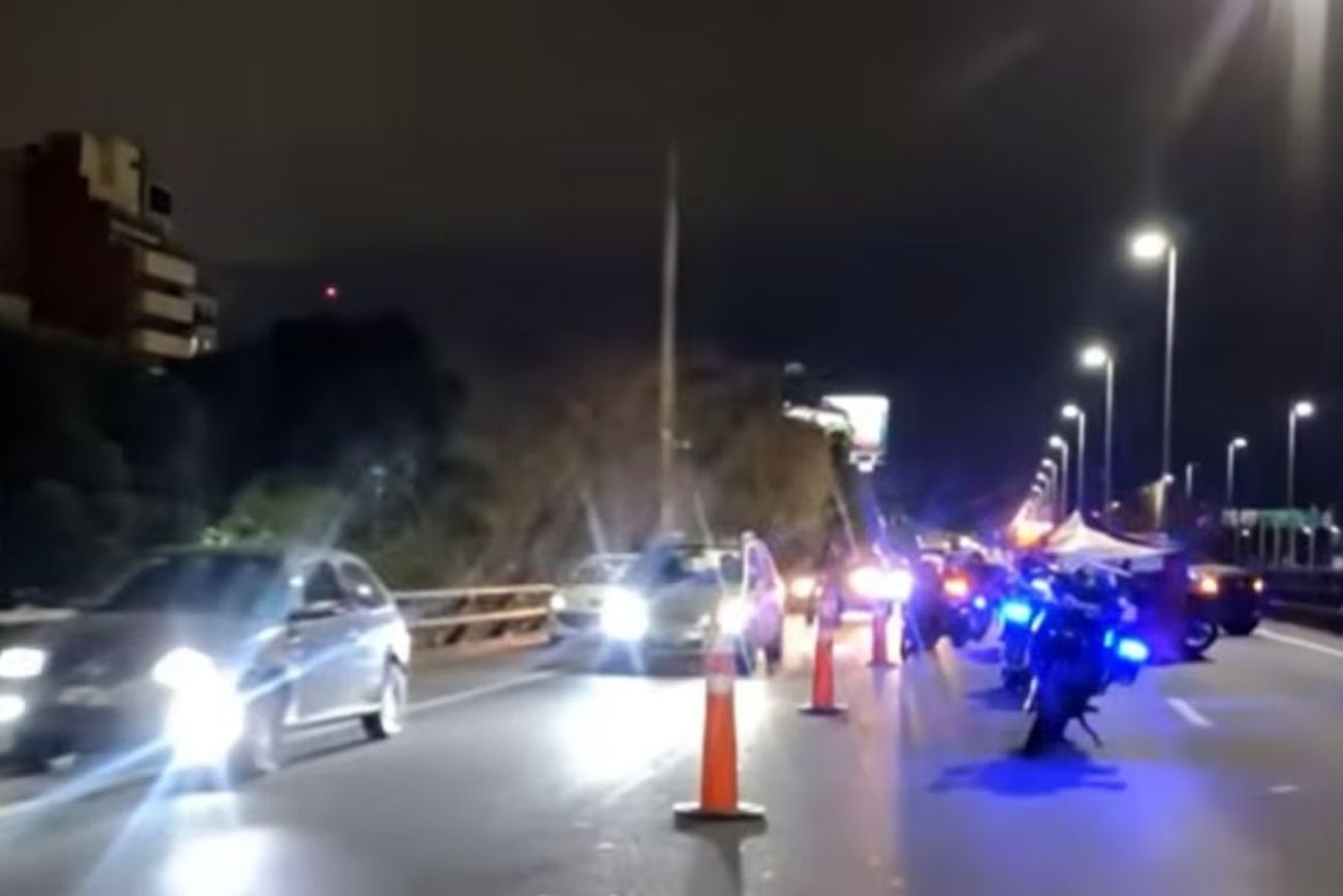 Intentaron robarle a un motociclista en la autopista 9 de Julio Sur, pero era policía: mató a uno de los asaltantes.