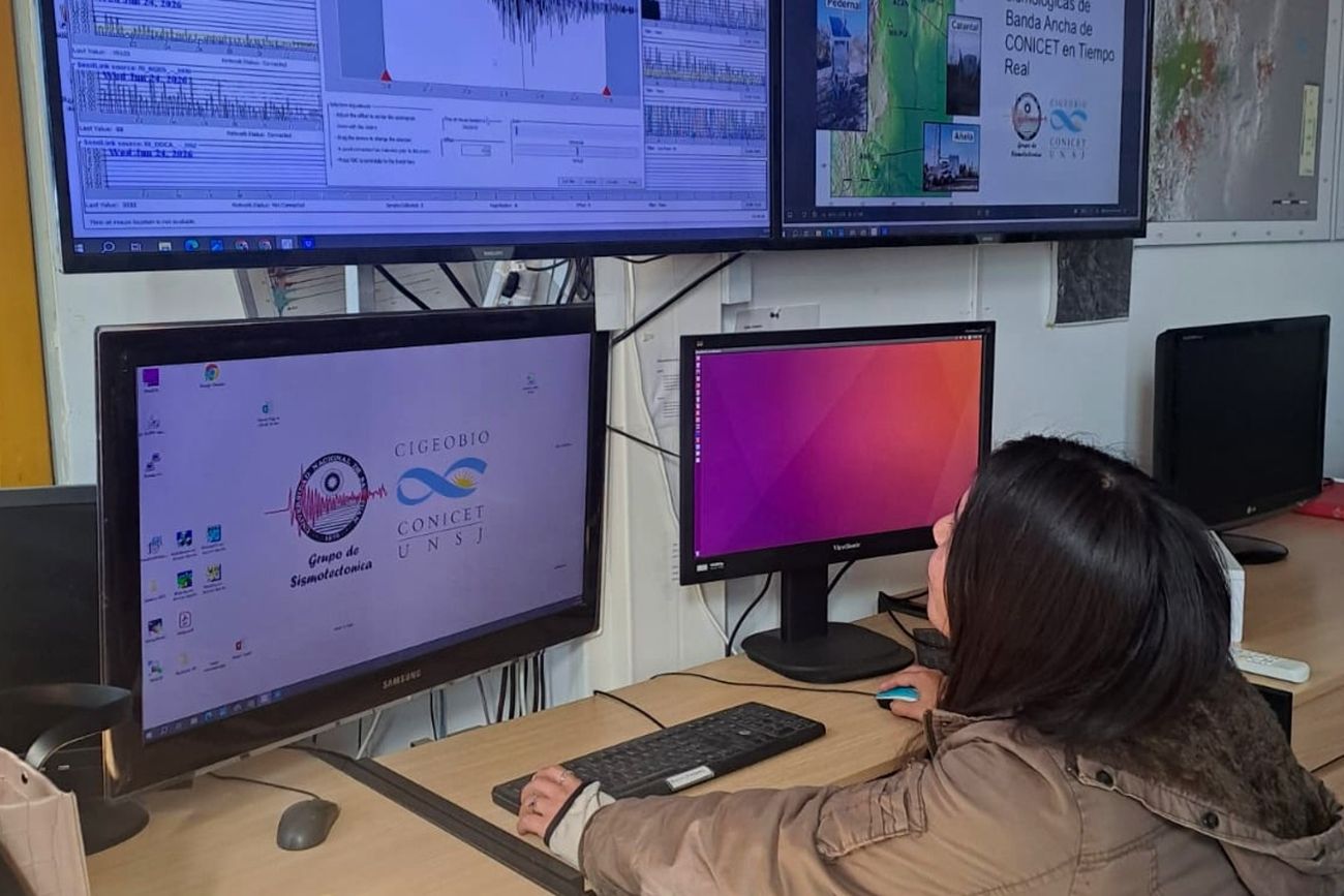 La imagen muestra el momento exacto en el que se monitorea el doblete sísmico en Venezuela en el Observatorio Sismológico Conicet-Universidad Nacional de San Juan “Dra. Patricia Alvarado”, de San Juan, que dirige Gustavo Ortiz.
