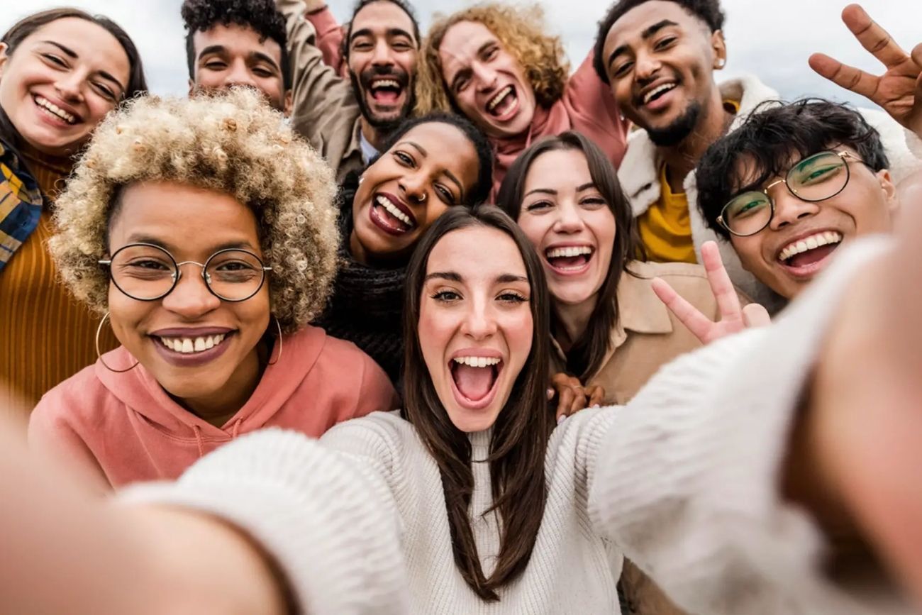 Alquiler de amigos: la nueva tendencia que genera debate en Argentina.