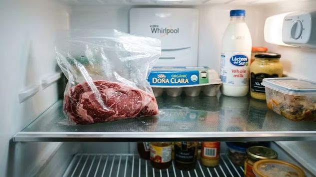 Por qué nunca deberías guardar la carne en el estante superior de la heladera.