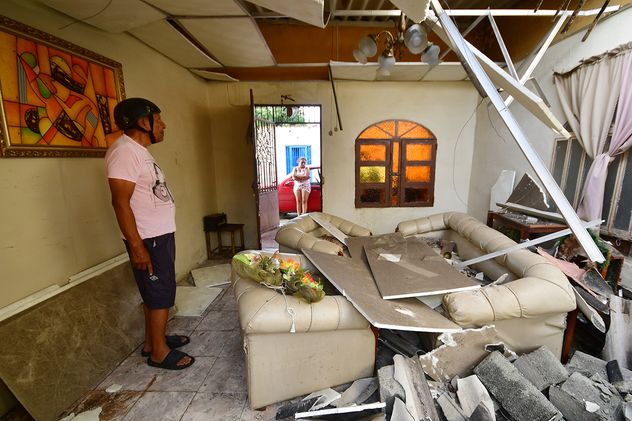 Residentes y rescatistas buscan entre los escombros de un edificio que se derrumbó en los terremotos que sacudieron el día anterior en Caracas, Venezuela, jueves 25 de junio de 2026. 