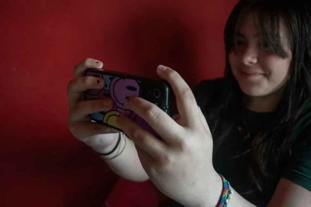 Un estudio realizado con 848 adolescentes argentinos de entre 11 y 17 años detectó asociaciones entre la participación en retos virales en redes sociales y mayores niveles de adicción digital.