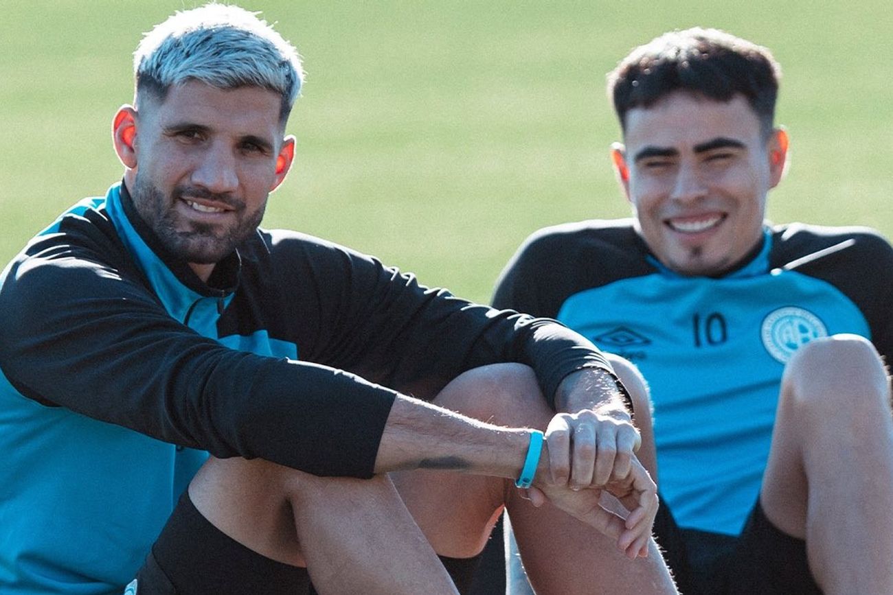 Lisandro López y Lucas Zelarayán en la vuelta al trabajo del campeón del Apertura. Desde este lunes, el plantel se concentra para el tramo más duro de la pretemporada. (Prensa Belgrano)