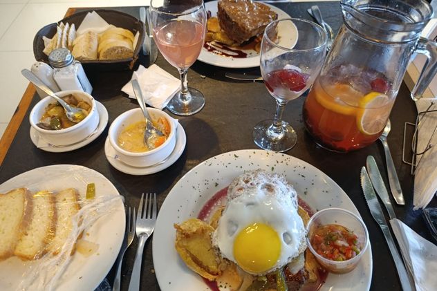 Gastronomía cuidada al detalle, con propuestas variadas, opciones saludables y alternativas sin TACC que elevan la experiencia culinaria.