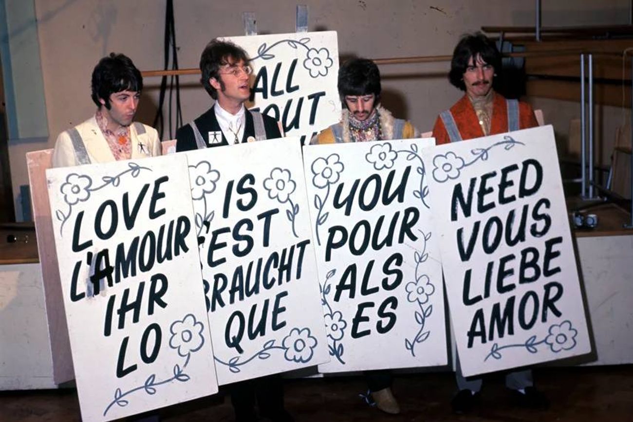 The Beatles el 25 de junio de 1967, antes de grabar "All You Need is Love" en los estudios londinenses Abbey Road. (Apple Corps Ltd.)