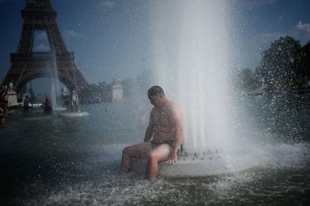 Crisis climática en Europa: París prohíbe el alcohol en las calles y hay más de 200 muertos en España