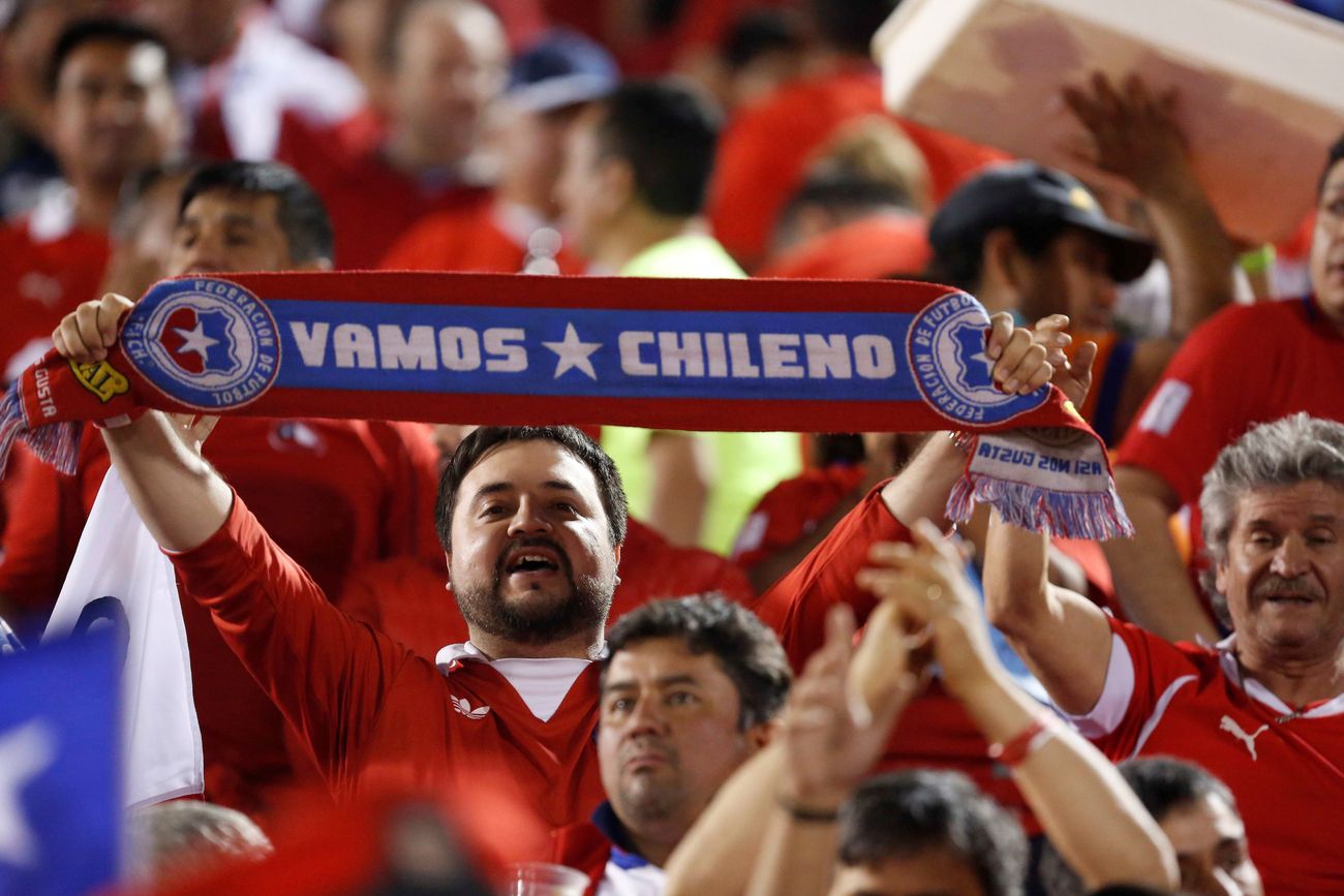 Hinchas chilenos alentando a su selección.