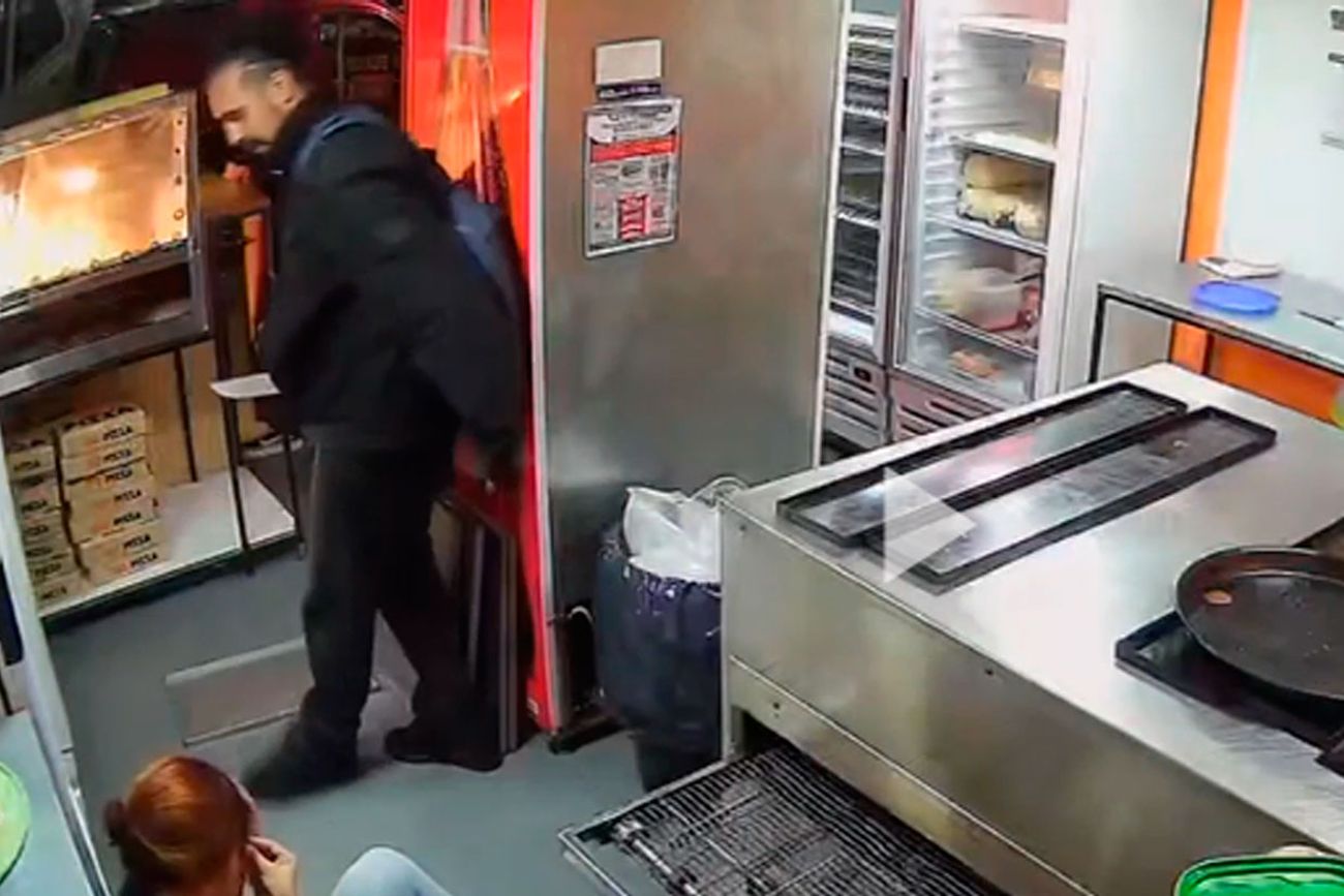 El agresor, en la pizzería de Núñez. (Captura/TN.com.ar)