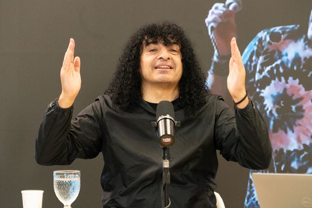 El Turco Oliva, cantante de Cachumba, en La Voz en Vivo.