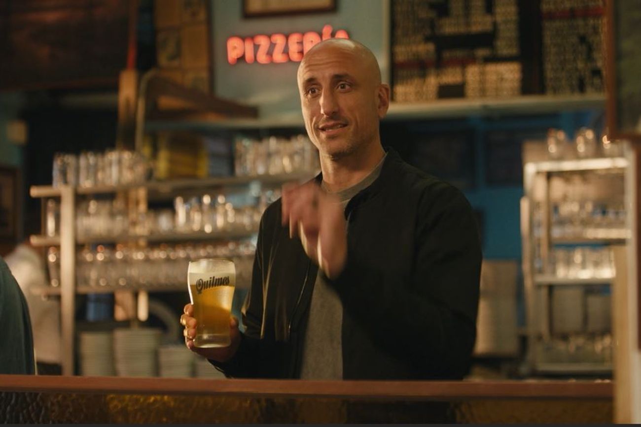 De una. Manu Ginóbili, el protagonista del comercial que se replica en los bares durante los partidos. 