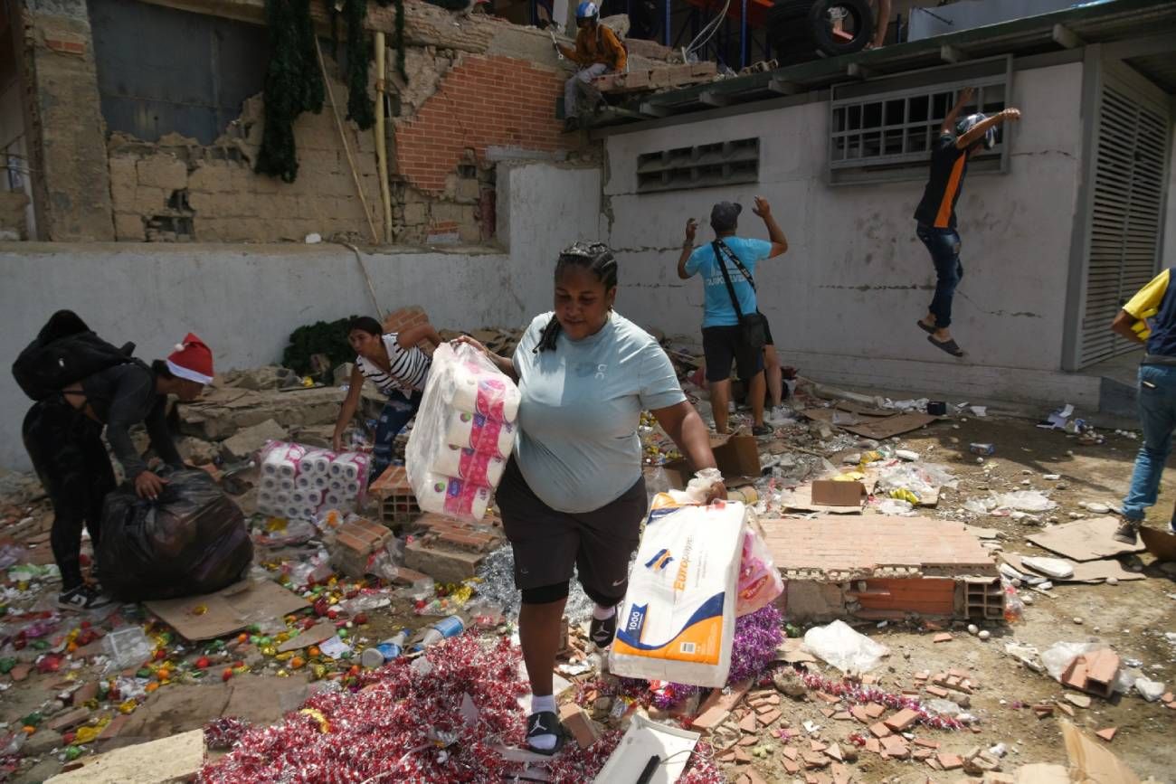 Catia La Mar, Venezuela. Personas saquean comercios destruidos tras los dos terremotos.
