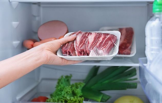 Por qué nunca deberías guardar la carne en el estante superior de la heladera.