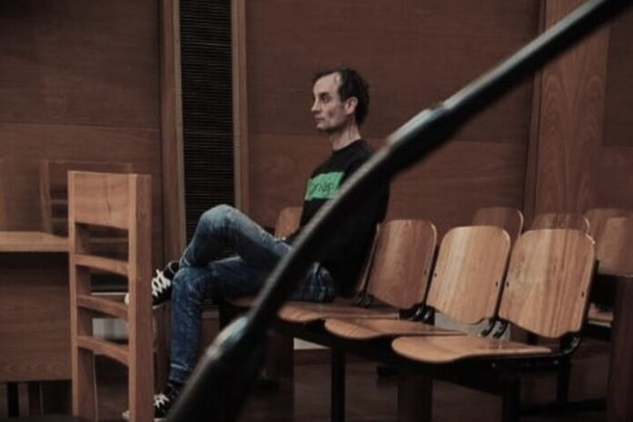 Condenado. Fotografía del condenado Federico Blumenthal tomada de modo furtivo en el interior de la audiencia y que circuló por redes sociales y medios de Alta Gracia. (Archivo)