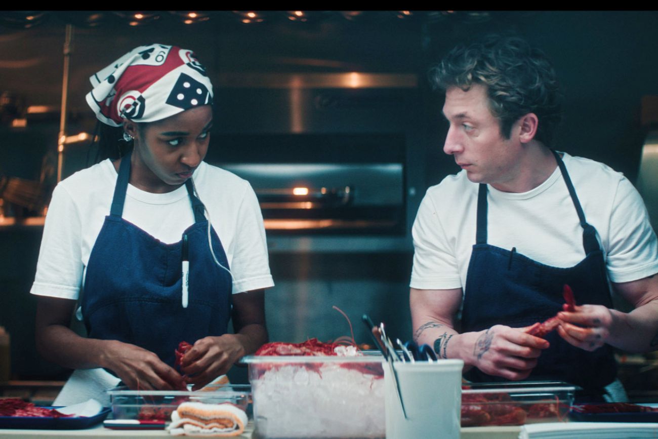 Ayo Edeberi y Jeremy Allen White protagonizan "El Oso". 