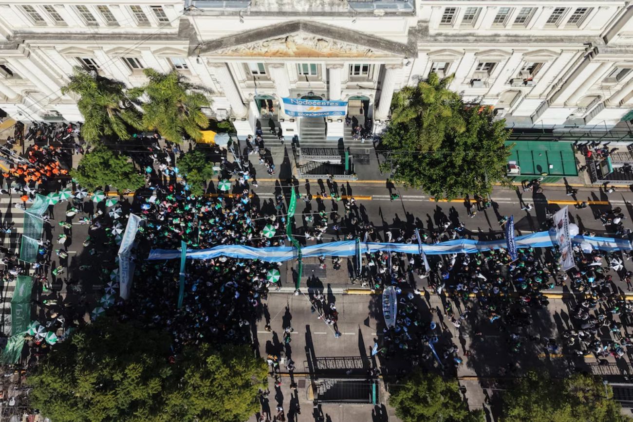 Estudiantes se manifiestan frente a la Universidad de Buenos Aires (UBA) para exigir al Gobierno del presidente Javier Milei que cumpla con una ley de financiación, el martes 12 de mayo de 2026. 