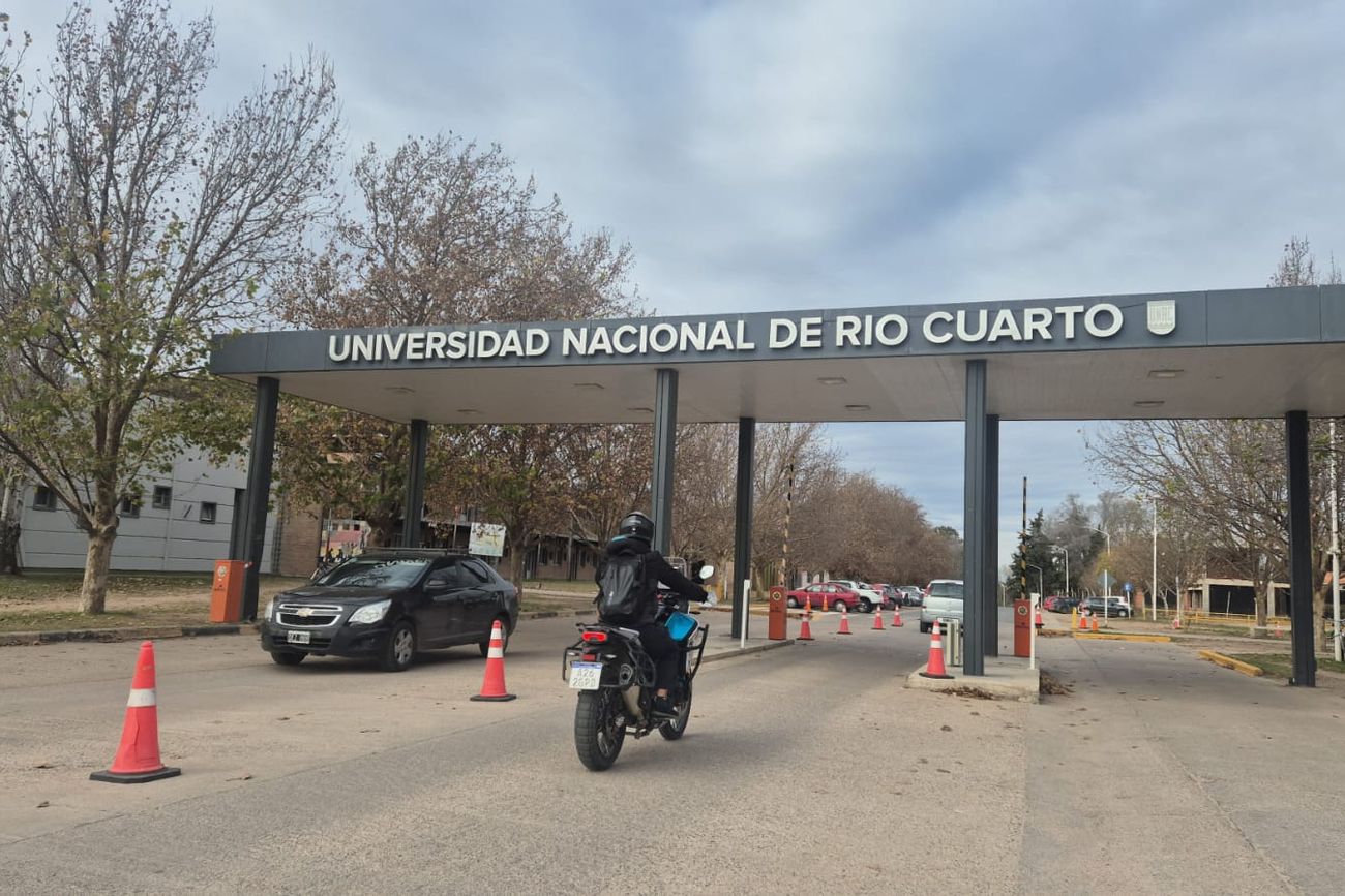 Ingreso principal al campus de la Universidad Nacional de Río Cuarto.