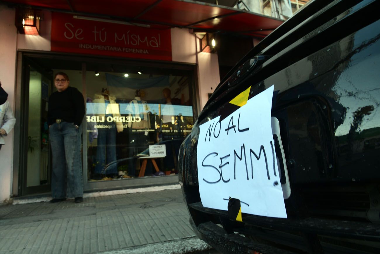Estacionamiento medido: un primer mes marcado por las quejas y la caída de ventas en los barrios (Ramiro Pereyra / La Voz)