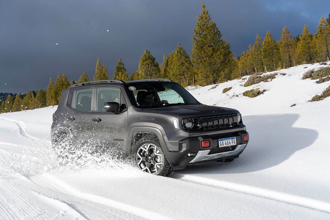 La versión Willys, cuenta con llantas de 17 “con neumáticos Scorpion ATR+ y un sistema de gestión de terrenos Jeep Selec Terrain.