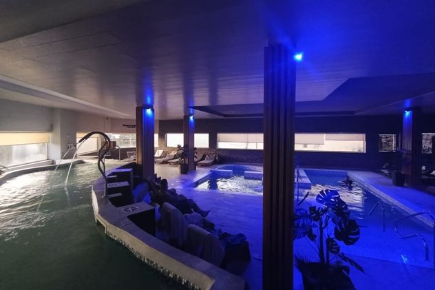 El bienestar es protagonista: spa, circuito hídrico y tratamientos que invitan a una desconexión profunda con el entorno serrano como marco.