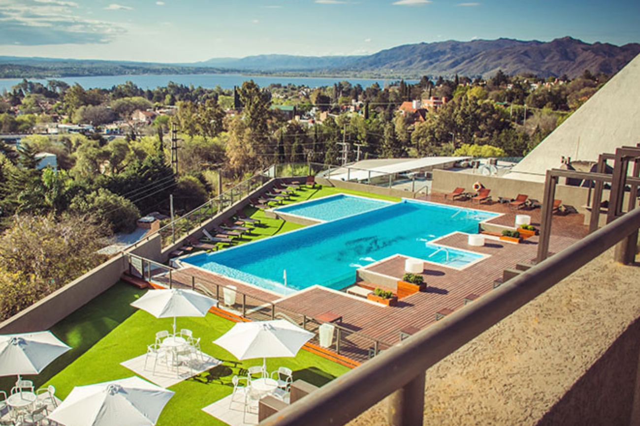 En la ladera de Villa Carlos Paz, Eleton Resort se abre como un balcón natural al lago San Roque y las sierras cordobesas.