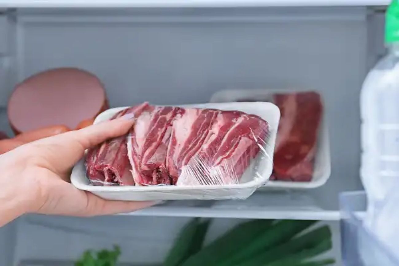 Por qué nunca deberías guardar la carne en el estante superior de la heladera.