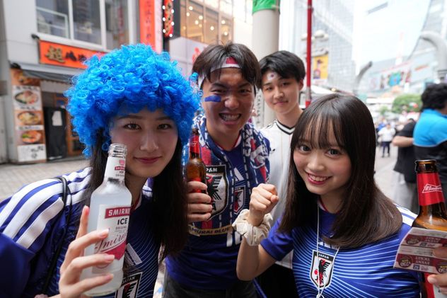 Hinchas de Japón en la antesala del partido con Suecia, por el Mundial.