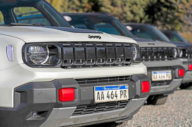 La parrilla y el paragolpes delantero son nuevos.