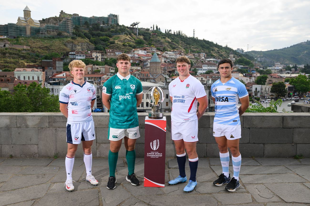 Tomás Dande, capitán de Los Pumitas, en la tradicional foto en la previa del Mundial Junior de Georgia.