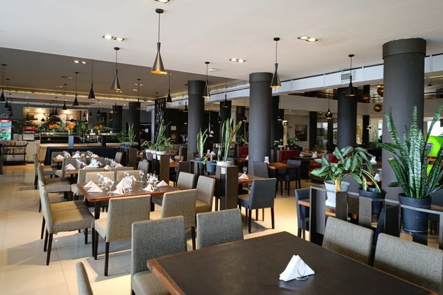 El restaurante de Eleton Resort funciona como un espacio gastronómico abierto todo el día, con propuestas que van desde meriendas buffet hasta cenas de tres pasos y una carta que se renueva semanalmente.