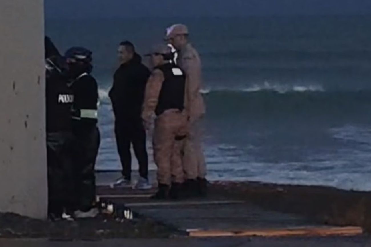 Policía de Rawson tras el hallazgo de un cuerpo en el mar.