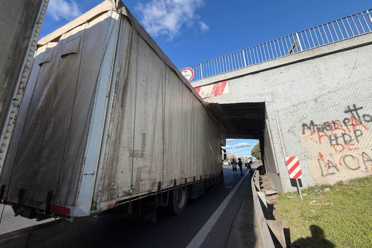 Un camión quedó atrapado bajo un puente y generó importantes demoras en el tránsito