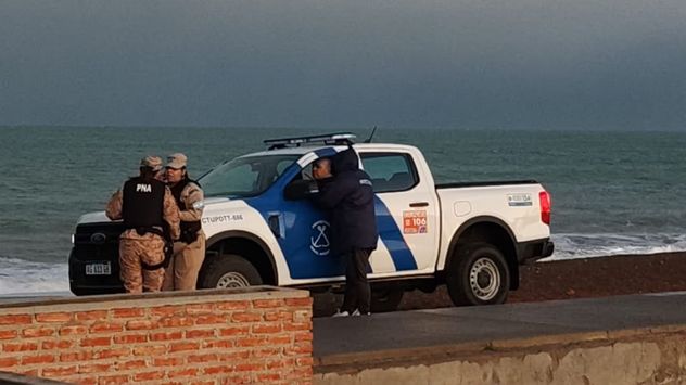 Policía de Rawson tras el hallazgo de un cuerpo en el mar.
