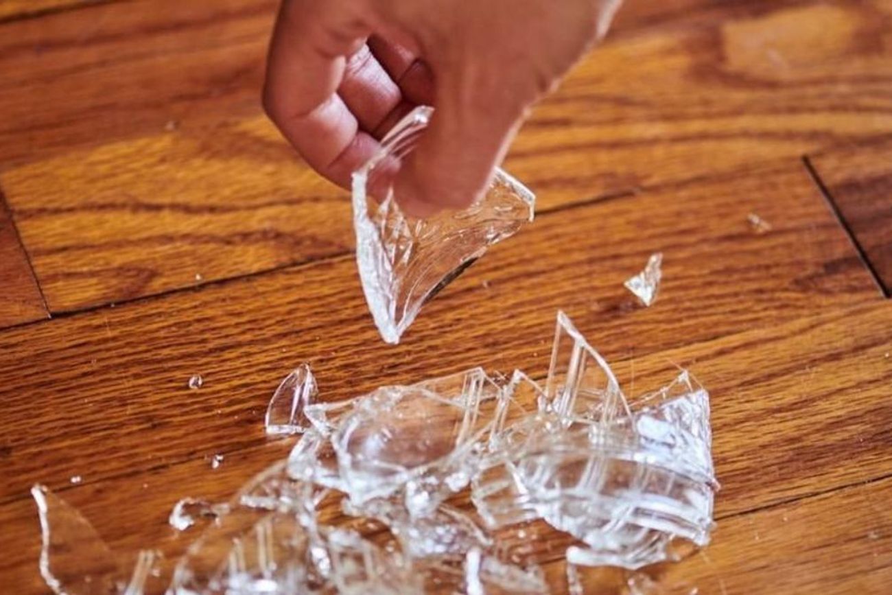 Para muchas culturas, romper un vaso de vidrio no es solo un accidente doméstico, sino un hecho cargado de simbolismo relacionado con la energía, los cambios y la buena fortuna.