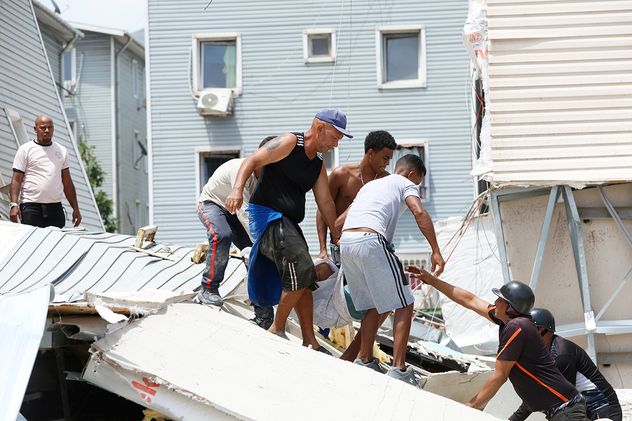 Rescatistas buscan entre los escombros a víctimas tras el terremoto que azotó Caracas, Venezuela.