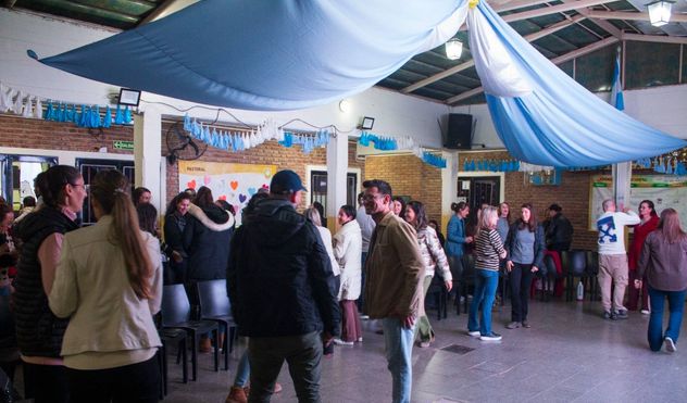 Pacto parental. Un grupo de padres de una colegio de Monte Cristo firmó un acuerdo para no entregar celulares ni tablets a sus hijos hasta terminar el primario.