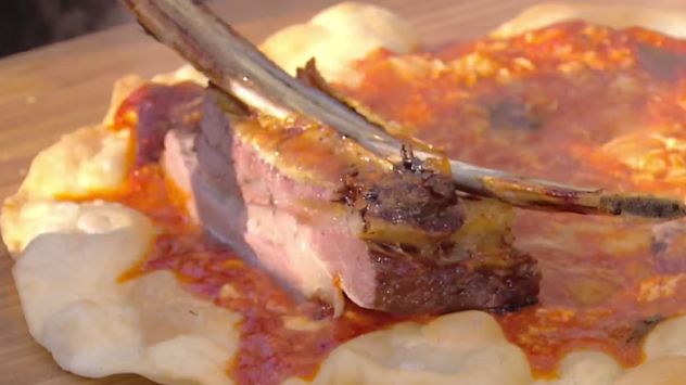 Cómo hacer pizza frita con asado: la receta argentina que es furor en redes.