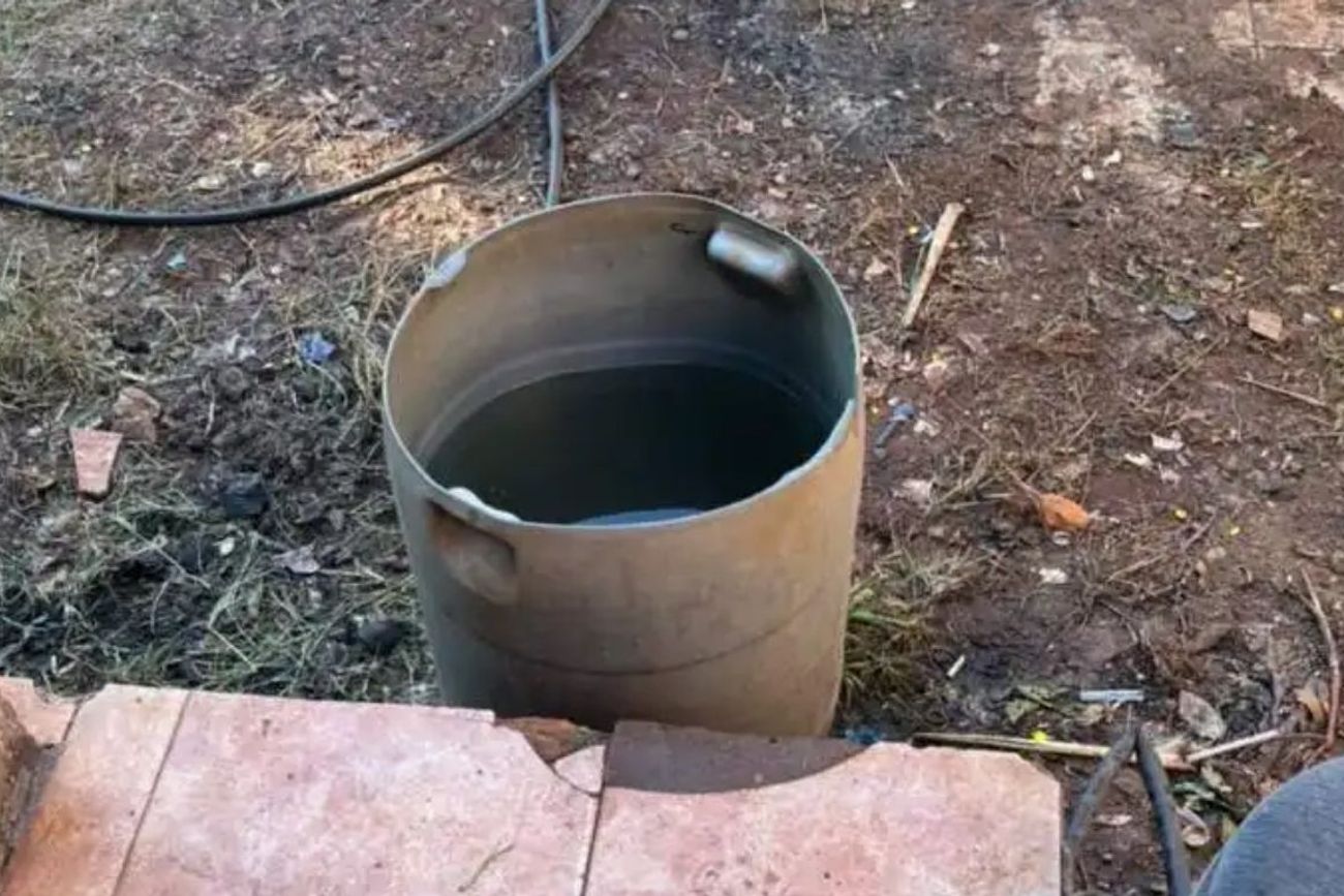 Conmoción en Misiones: encontraron muerto a un nene de un año en un tambor de agua que estaba en el patio de su casa.
