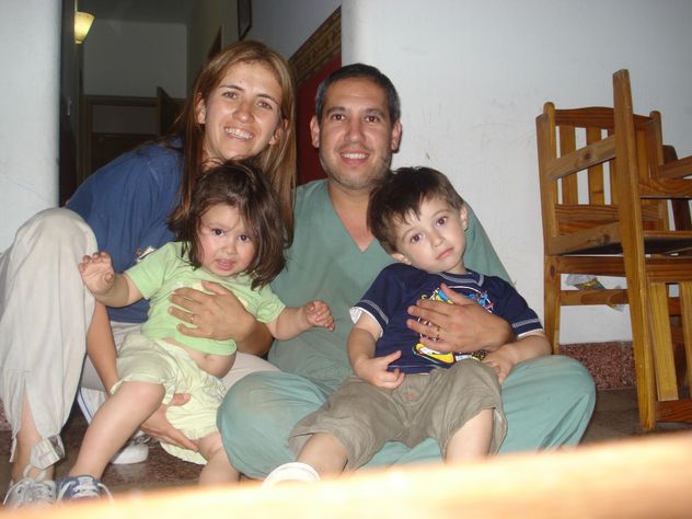 En familia, con sus hijos pequeños. Se criaron entre animales.